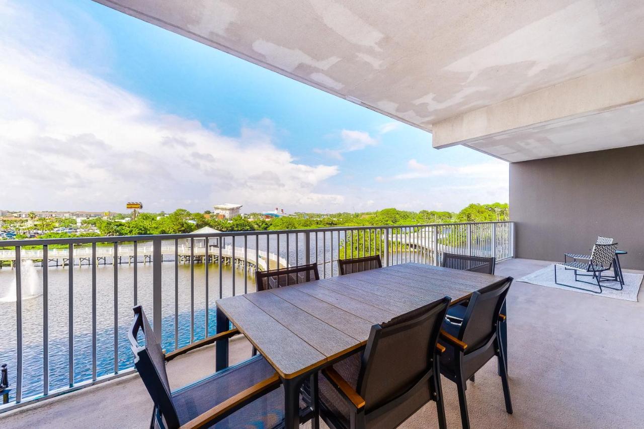 Laketown Wharf V Holiday home *